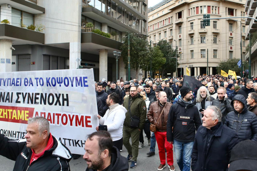 Απεργούν για τέταρτη ημέρα οι οδηγοί ταξί στην Αττική, συγκέντρωση και πορεία στο κέντρο
