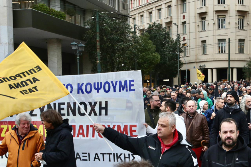 Απεργούν για τέταρτη ημέρα οι οδηγοί ταξί στην Αττική, συγκέντρωση και πορεία στο κέντρο

