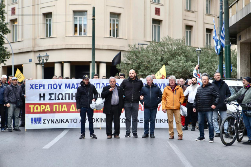 Απεργούν για τέταρτη ημέρα οι οδηγοί ταξί στην Αττική, συγκέντρωση και πορεία στο κέντρο
