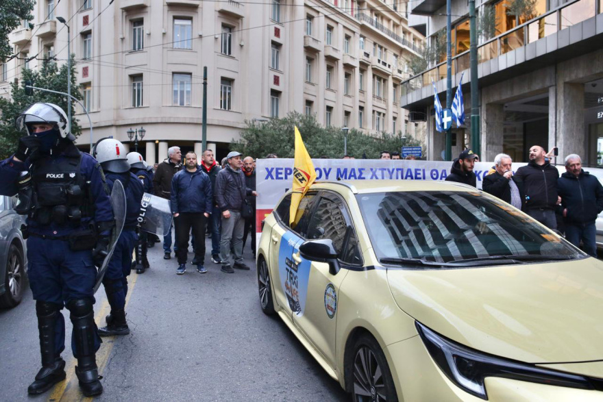 Απεργούν για τέταρτη ημέρα οι οδηγοί ταξί στην Αττική, συγκέντρωση και πορεία στο κέντρο
