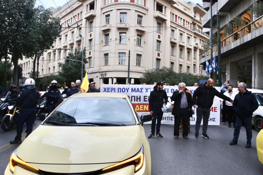 Απεργούν για τέταρτη ημέρα οι οδηγοί ταξί στην Αττική, συγκέντρωση και πορεία στο κέντρο
