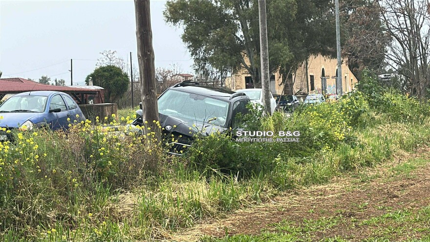 Σοβαρό τροχαίο στο κέντρο του Αργους: ΙΧ «καρφώθηκε» σε κολώνα της ΔΕΗ, δείτε εικόνες