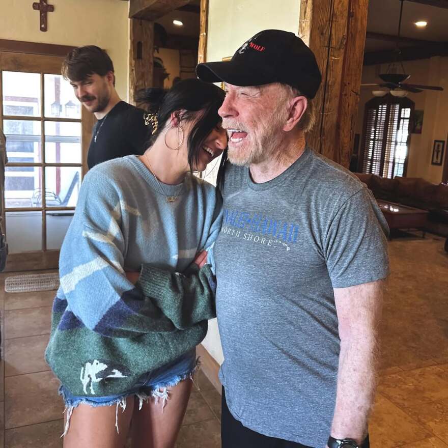 Τσακ Νόρις: Ο κόσμος έχασε έναν θρύλο, αλλά εγώ έχασα τον παππού μου, έγραψε η εγγονή του