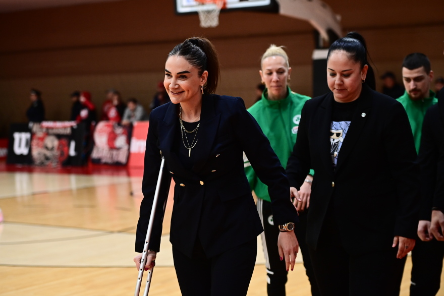 Παναθηναϊκός: Με πατερίτσα αλλά και με τακούνια στο ΣΕΦ για το παιχνίδι με τον Ολυμπιακό η Ερντέμ, βίντεο και φωτογραφίες