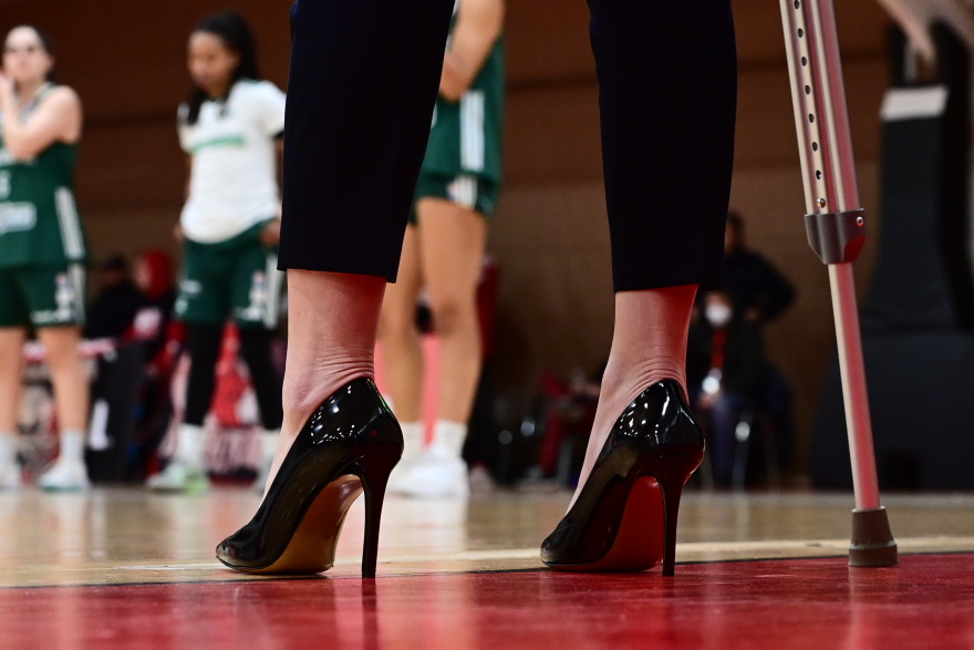 Παναθηναϊκός: Με πατερίτσα αλλά και με τακούνια στο ΣΕΦ για το παιχνίδι με τον Ολυμπιακό η Ερντέμ, βίντεο και φωτογραφίες