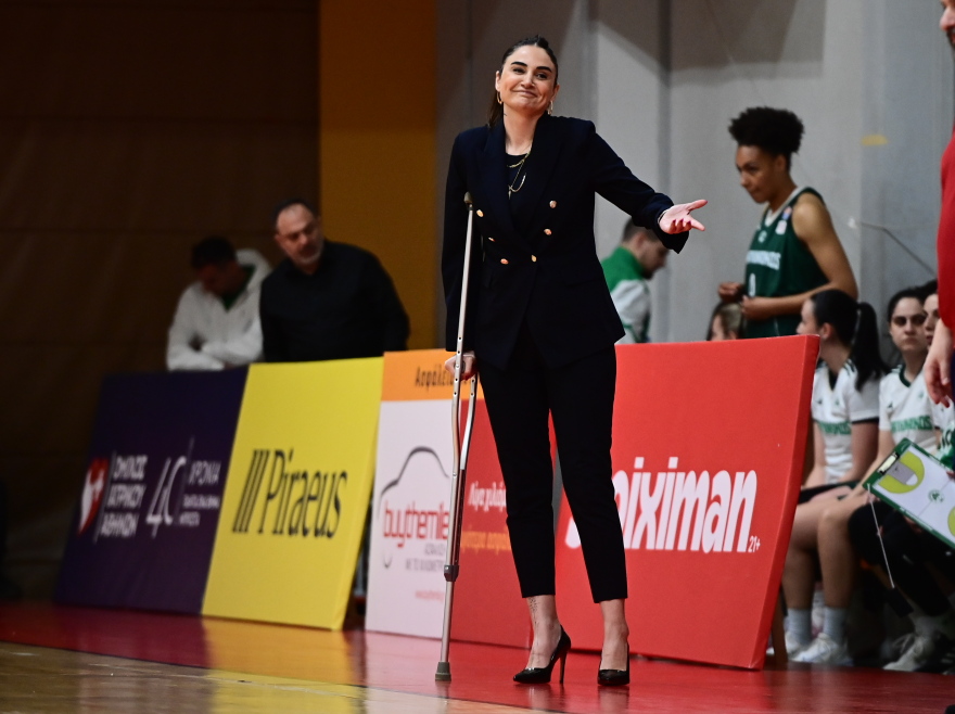 Παναθηναϊκός: Με πατερίτσα αλλά και με τακούνια στο ΣΕΦ για το παιχνίδι με τον Ολυμπιακό η Ερντέμ, βίντεο και φωτογραφίες