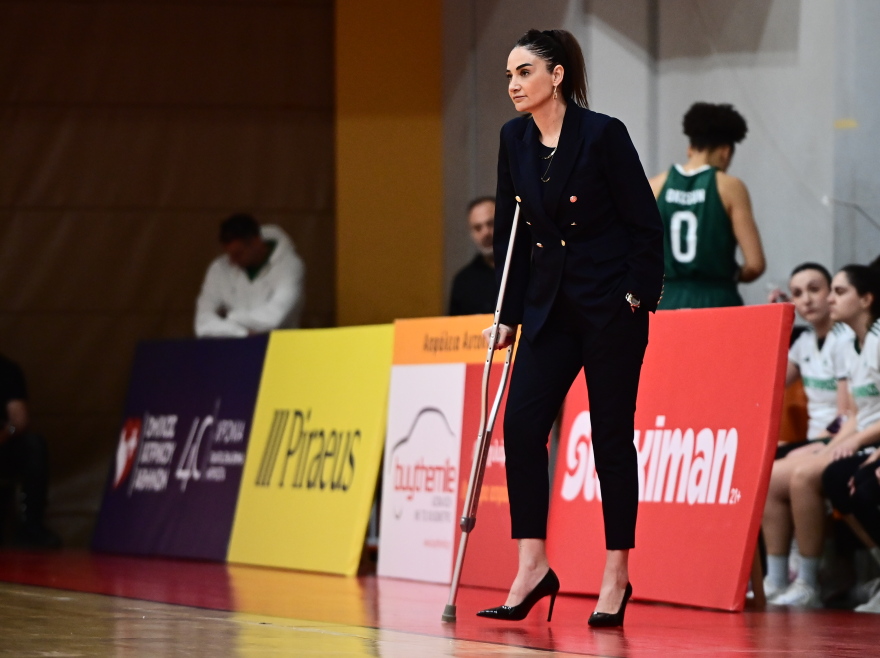 Παναθηναϊκός: Με πατερίτσα αλλά και με τακούνια στο ΣΕΦ για το παιχνίδι με τον Ολυμπιακό η Ερντέμ, βίντεο και φωτογραφίες