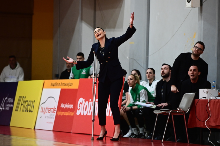 Παναθηναϊκός: Με πατερίτσα αλλά και με τακούνια στο ΣΕΦ για το παιχνίδι με τον Ολυμπιακό η Ερντέμ, βίντεο και φωτογραφίες