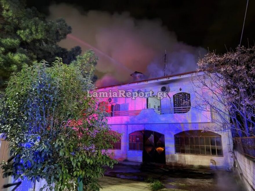 Φωτιά σε διαμέρισμα λίγο έξω από τη Λαμία, δείτε φωτογραφίες