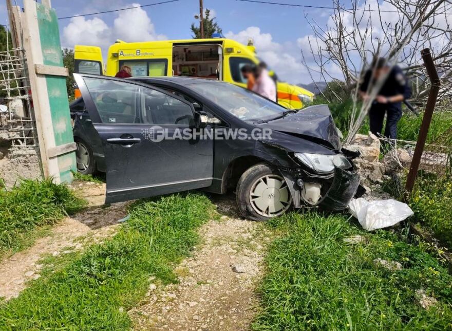 Σοβαρό τροχαίο στα Χανιά: Αυτοκίνητο «καρφώθηκε» σε μαντρότοιχο, στο νοσοκομείο ο οδηγός