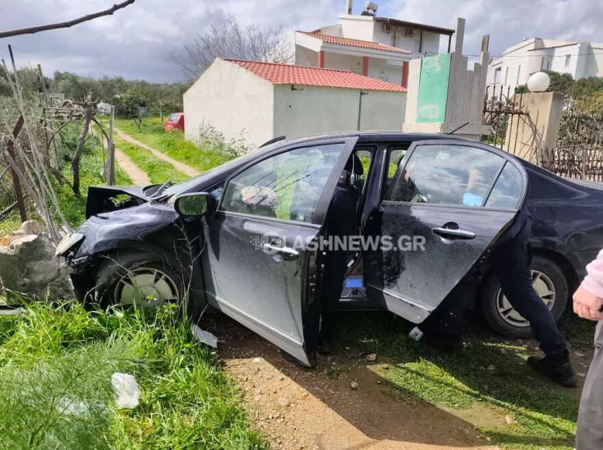 Σοβαρό τροχαίο στα Χανιά: Αυτοκίνητο «καρφώθηκε» σε μαντρότοιχο, στο νοσοκομείο ο οδηγός