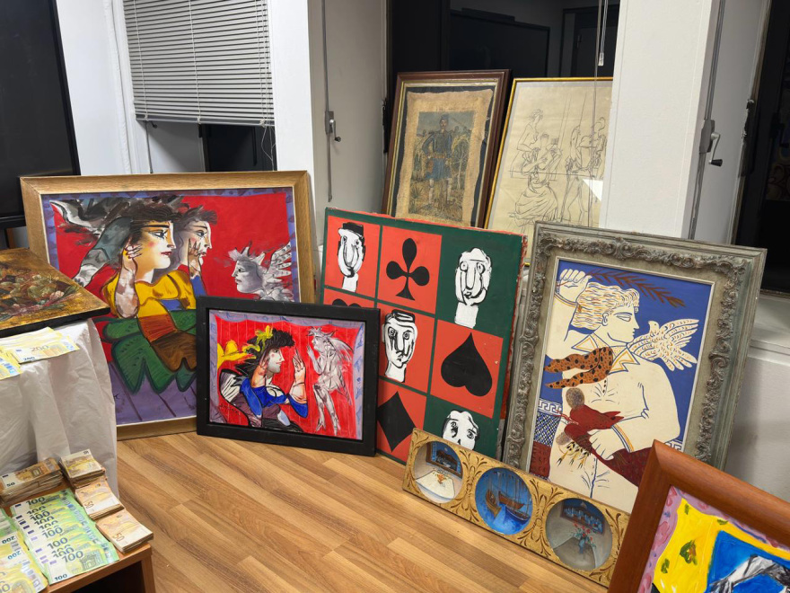 Τσαγκαράκης: Δίωξη για 4 κακουργήματα στον γκαλερίστα- Θα απολογηθεί την Τρίτη 8 Νέες φωτογραφίες με τους πίνακες και τα μετρητά που κατασχέθηκαν από την γκαλερί του Τσαγκαράκη