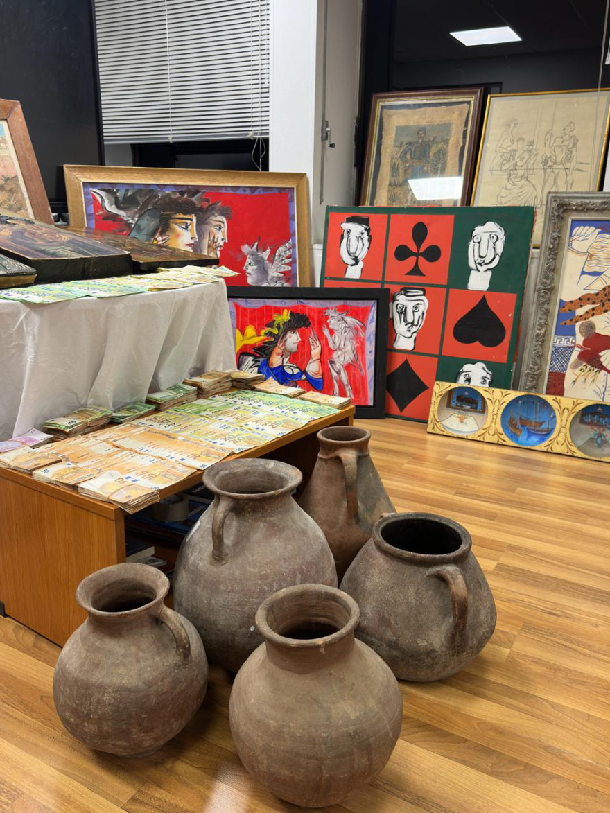 Τσαγκαράκης: Δίωξη για 4 κακουργήματα στον γκαλερίστα- Θα απολογηθεί την Τρίτη 14 Νέες φωτογραφίες με τους πίνακες και τα μετρητά που κατασχέθηκαν από την γκαλερί του Τσαγκαράκη