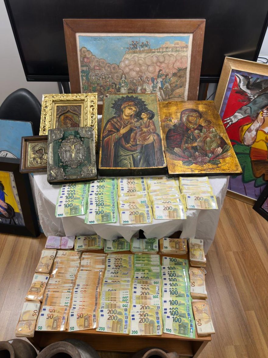 Τσαγκαράκης: Δίωξη για 4 κακουργήματα στον γκαλερίστα- Θα απολογηθεί την Τρίτη 13 Νέες φωτογραφίες με τους πίνακες και τα μετρητά που κατασχέθηκαν από την γκαλερί του Τσαγκαράκη