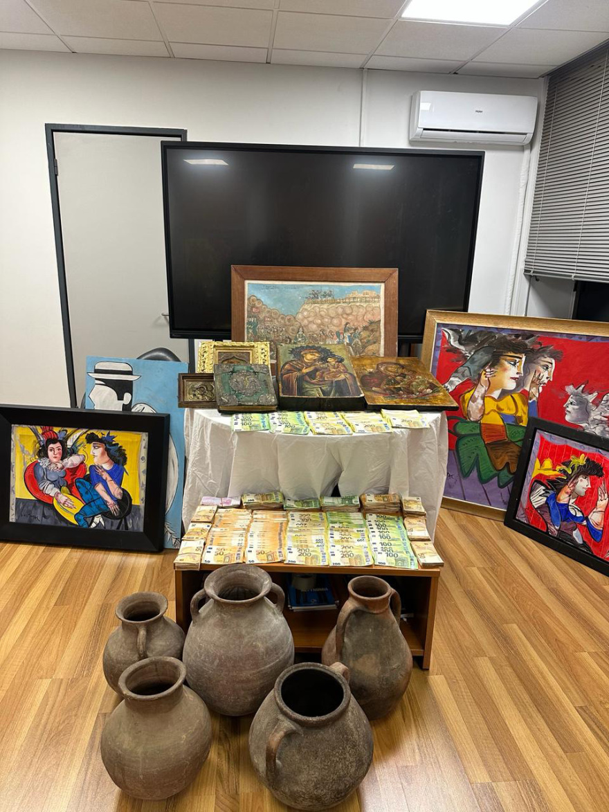 Τσαγκαράκης: Δίωξη για 4 κακουργήματα στον γκαλερίστα- Θα απολογηθεί την Τρίτη 12 Νέες φωτογραφίες με τους πίνακες και τα μετρητά που κατασχέθηκαν από την γκαλερί του Τσαγκαράκη