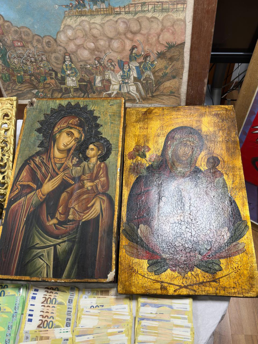 Τσαγκαράκης: Δίωξη για 4 κακουργήματα στον γκαλερίστα- Θα απολογηθεί την Τρίτη 11 Νέες φωτογραφίες με τους πίνακες και τα μετρητά που κατασχέθηκαν από την γκαλερί του Τσαγκαράκη