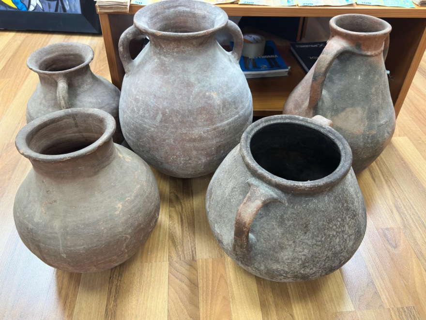 Τσαγκαράκης: Δίωξη για 4 κακουργήματα στον γκαλερίστα- Θα απολογηθεί την Τρίτη 10 Νέες φωτογραφίες με τους πίνακες και τα μετρητά που κατασχέθηκαν από την γκαλερί του Τσαγκαράκη