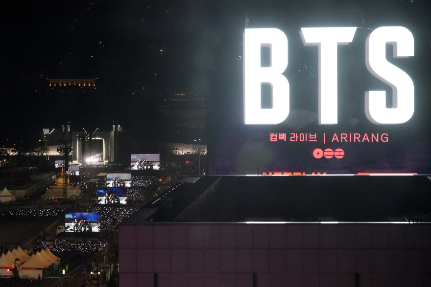 BTS: Μεγάλη επιστροφή στη σκηνή μετά από τέσσερα χρόνια με 260.000 θεατές στην Σεούλ, δείτε βίντεο και φωτογραφίες