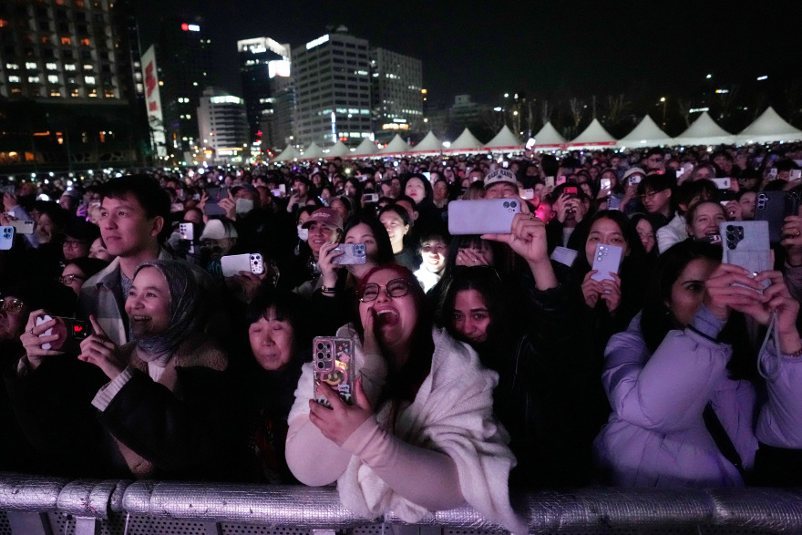 BTS: Μεγάλη επιστροφή στη σκηνή μετά από τέσσερα χρόνια με 260.000 θεατές στην Σεούλ, δείτε βίντεο και φωτογραφίες