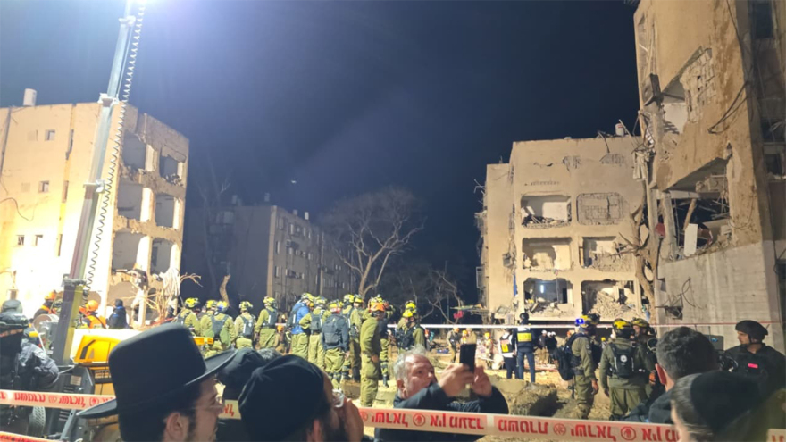 Το protothema στην Αράντ αμέσως μετά το χτύπημα του Ιράν: Εκατοντάδες τραυματίες από τον βαλλιστικό, εξαφανίστηκε ένα ολόκληρο κτίριο, δείτε βίντεο