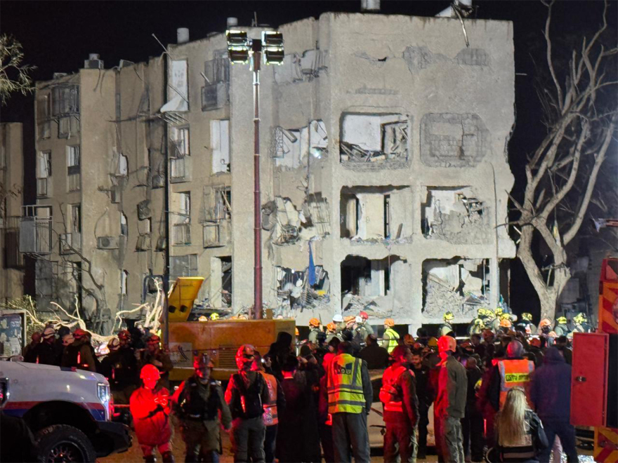 Το protothema στην Αράντ αμέσως μετά το χτύπημα του Ιράν: Εκατοντάδες τραυματίες από τον βαλλιστικό, εξαφανίστηκε ένα ολόκληρο κτίριο, δείτε βίντεο