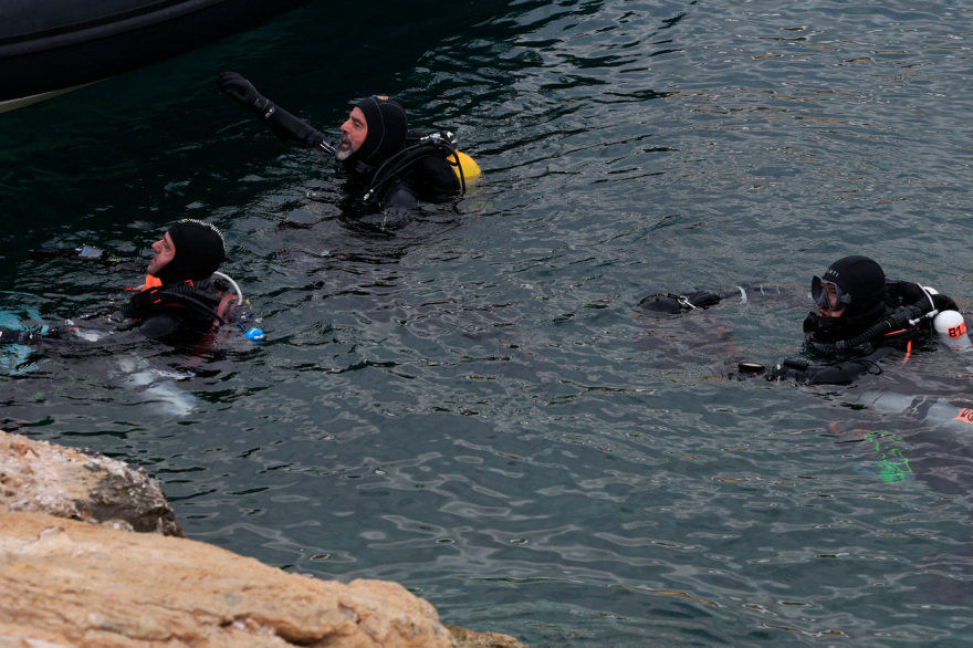Επιχείρηση από το Λιμενικό για τον απεγκλωβισμό δύτη από την θαλάσσια περιοχή στα Λιμανάκια Βουλιαγμένης