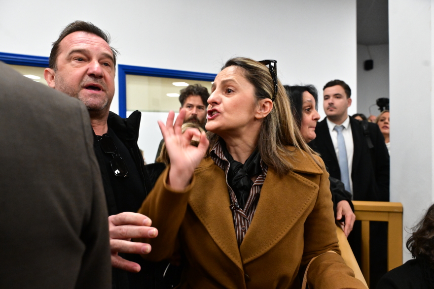Οργή για την αίθουσα στην έναρξη της δίκης για τα Τέμπη, δεν χωρά τους διαδίκους: Έχετε χάσει την εμπιστοσύνη μας, φώναζαν συγγενείς στο δικαστήριο 