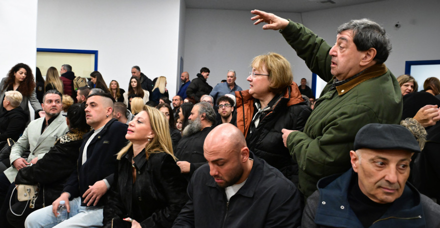 Χάος για την αίθουσα στη δίκη για τα Τέμπη, «εκτός» πολλοί συγγενείς και δικηγόροι, τα επόμενα βήματα της ακροαματικής διαδικασίας 