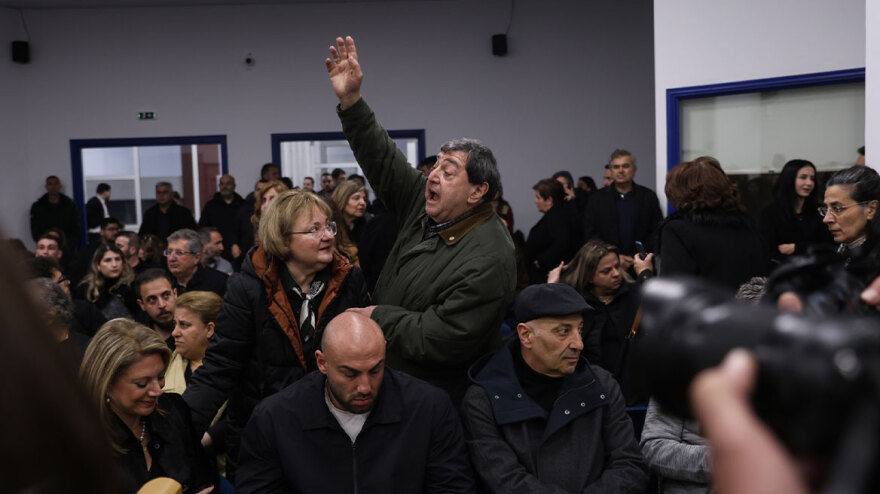 Χάος για την αίθουσα στη δίκη για τα Τέμπη, «εκτός» πολλοί συγγενείς και δικηγόροι, τα επόμενα βήματα της ακροαματικής διαδικασίας 