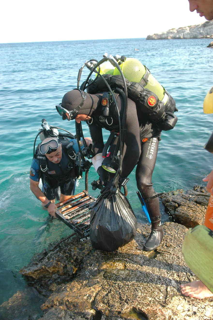 Τα επικίνδυνα μυστικά του «πηγαδιού του διαβόλου» στα Λιμανάκια της Βουλιαγμένης