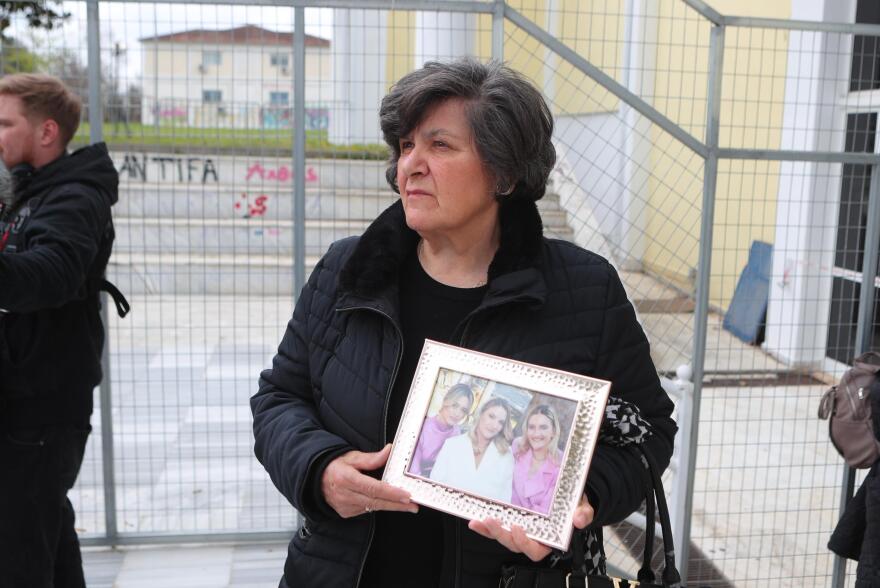 Με τη φωτογραφία των τριών κοριτσιών στα χέρια η μαυροντυμένη γιαγιά της οικογένειας Πλακιά στη δίκη για τα Τέμπη, δείτε φωτογραφίες