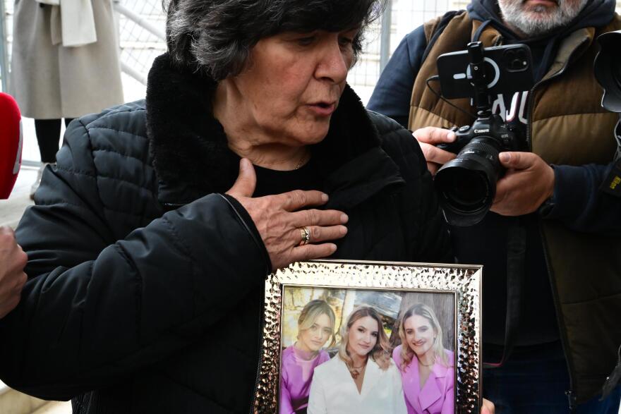 Με τη φωτογραφία των τριών κοριτσιών στα χέρια η μαυροντυμένη γιαγιά της οικογένειας Πλακιά στη δίκη για τα Τέμπη, δείτε φωτογραφίες