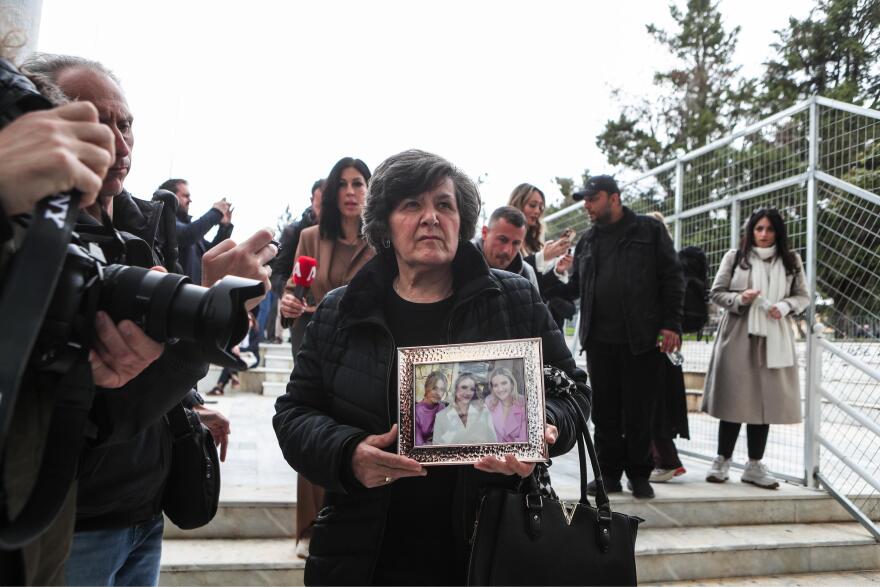Με τη φωτογραφία των τριών κοριτσιών στα χέρια η μαυροντυμένη γιαγιά της οικογένειας Πλακιά στη δίκη για τα Τέμπη, δείτε φωτογραφίες