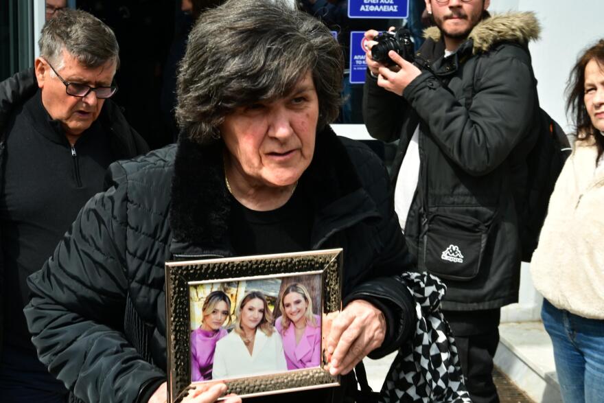 Με τη φωτογραφία των τριών κοριτσιών στα χέρια η μαυροντυμένη γιαγιά της οικογένειας Πλακιά στη δίκη για τα Τέμπη, δείτε φωτογραφίες