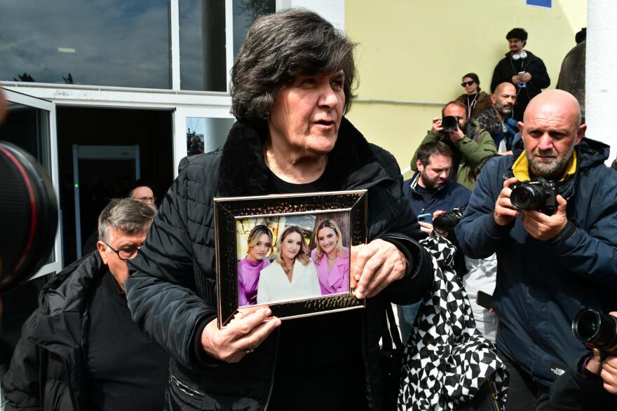 Με τη φωτογραφία των τριών κοριτσιών στα χέρια η μαυροντυμένη γιαγιά της οικογένειας Πλακιά στη δίκη για τα Τέμπη, δείτε φωτογραφίες