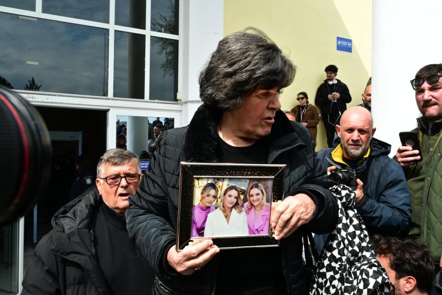 Με τη φωτογραφία των τριών κοριτσιών στα χέρια η μαυροντυμένη γιαγιά της οικογένειας Πλακιά στη δίκη για τα Τέμπη, δείτε φωτογραφίες