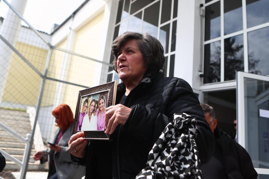 Με τη φωτογραφία των τριών κοριτσιών στα χέρια η μαυροντυμένη γιαγιά της οικογένειας Πλακιά στη δίκη για τα Τέμπη, δείτε φωτογραφίες