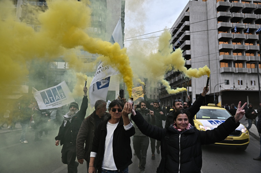 Απεργία οδηγών ταξί σε όλη τη χώρα,  πορεία στο κέντρο της Αθήνας - Δείτε βίντεο και φωτογραφίες