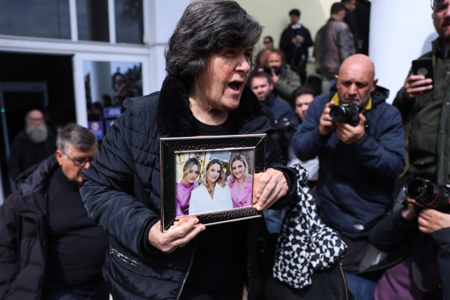 Με τη φωτογραφία των τριών κοριτσιών στα χέρια η μαυροντυμένη γιαγιά της οικογένειας Πλακιά στη δίκη για τα Τέμπη, δείτε φωτογραφίες