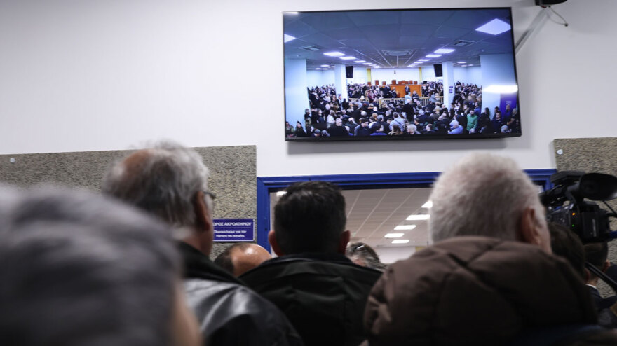 Χάος για την αίθουσα στη δίκη για τα Τέμπη, «εκτός» πολλοί συγγενείς και δικηγόροι, τα επόμενα βήματα της ακροαματικής διαδικασίας 