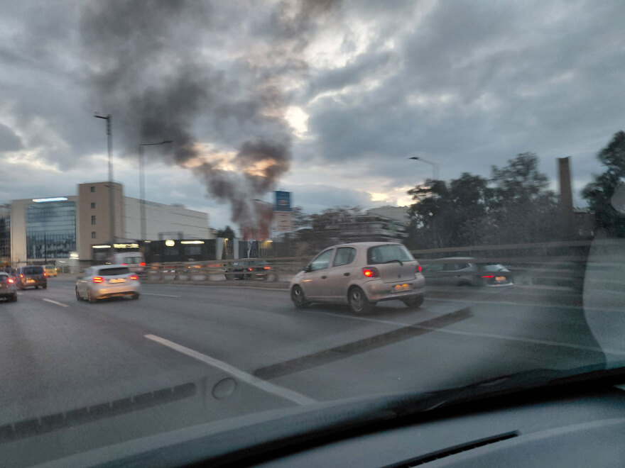 Υπό μερικό έλεγχο η φωτιά που ξέσπασε σε αποθηκευτικό χώρο στη Λιοσίων, δείτε εικόνες