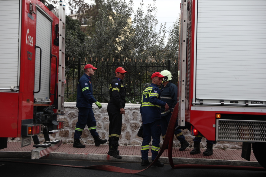 Σε αποθήκη εκκλησίας ήταν η φωτιά επί της Λιοσίων που έσβησε μετά την επιχείρηση της Πυροσβεστικής, δείτε φωτογραφίες