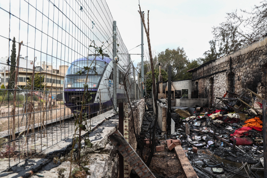 Σε αποθήκη εκκλησίας ήταν η φωτιά επί της Λιοσίων που έσβησε μετά την επιχείρηση της Πυροσβεστικής, δείτε φωτογραφίες
