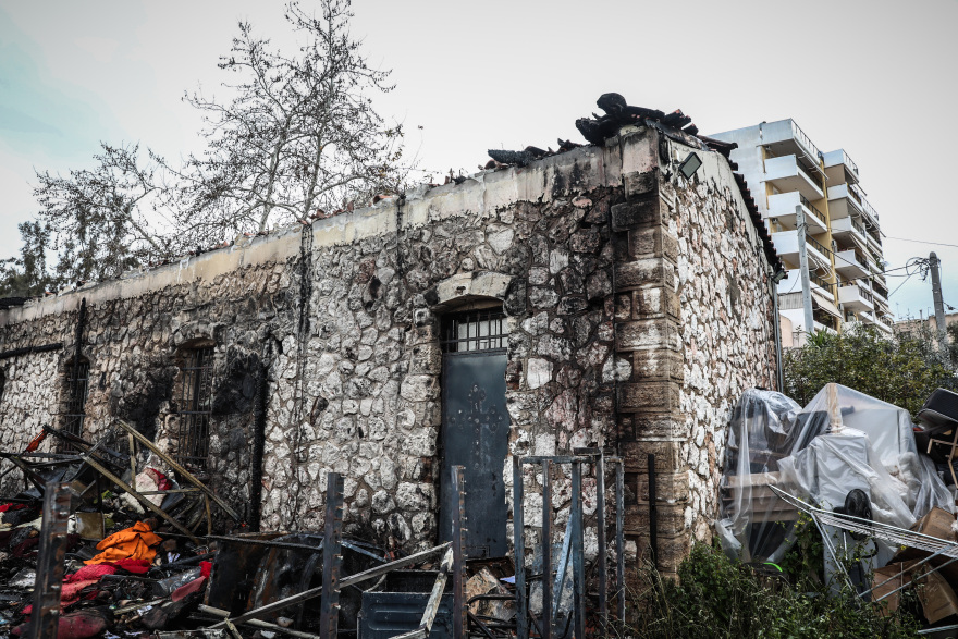 Σε αποθήκη εκκλησίας ήταν η φωτιά επί της Λιοσίων που έσβησε μετά την επιχείρηση της Πυροσβεστικής, δείτε φωτογραφίες