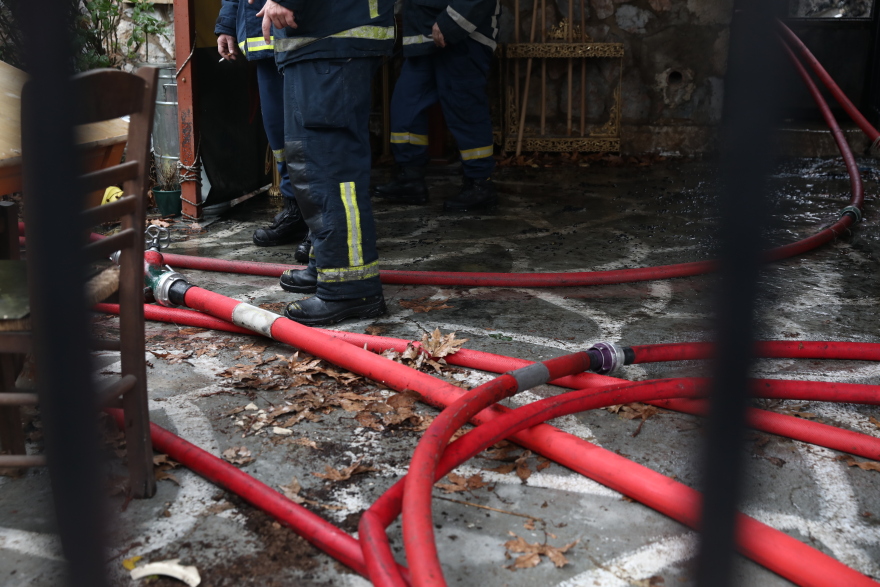 Σε αποθήκη εκκλησίας ήταν η φωτιά επί της Λιοσίων που έσβησε μετά την επιχείρηση της Πυροσβεστικής, δείτε φωτογραφίες