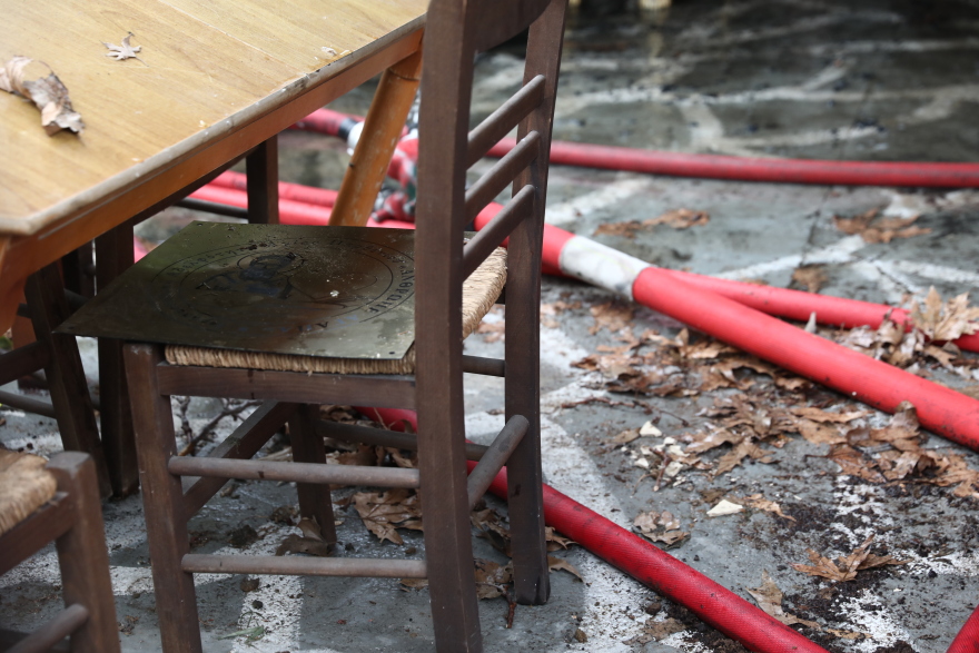 Σε αποθήκη εκκλησίας ήταν η φωτιά επί της Λιοσίων που έσβησε μετά την επιχείρηση της Πυροσβεστικής, δείτε φωτογραφίες