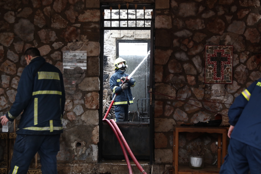 Σε αποθήκη εκκλησίας ήταν η φωτιά επί της Λιοσίων που έσβησε μετά την επιχείρηση της Πυροσβεστικής, δείτε φωτογραφίες
