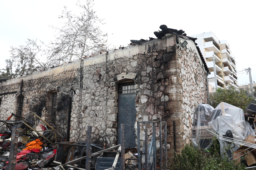 Σε αποθήκη εκκλησίας ήταν η φωτιά επί της Λιοσίων που έσβησε μετά την επιχείρηση της Πυροσβεστικής, δείτε φωτογραφίες