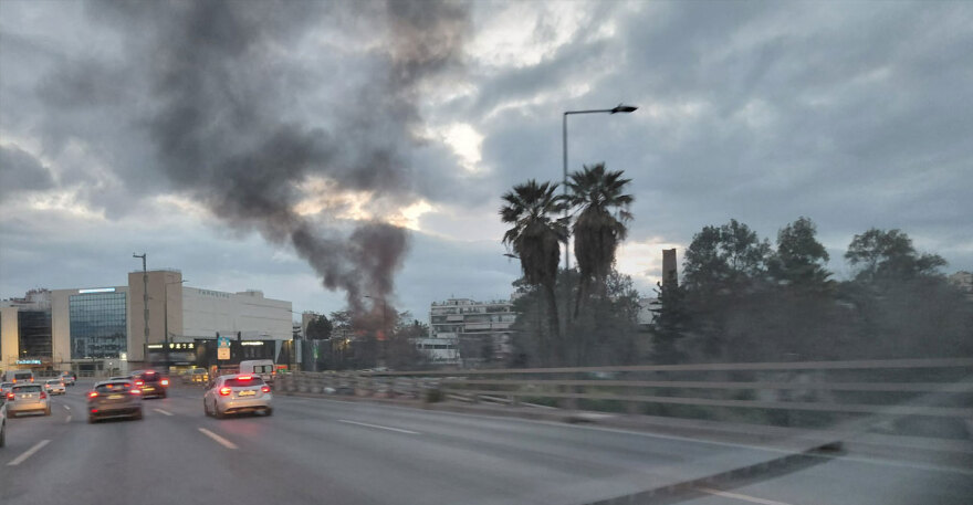 Υπό μερικό έλεγχο η φωτιά που ξέσπασε σε αποθηκευτικό χώρο στη Λιοσίων, δείτε εικόνες