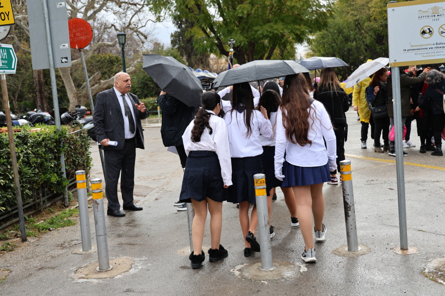 25η Μαρτίου: Μαθητική παρέλαση υπό βροχή στο κέντρο της Αθήνας, ποιοι πολιτικοί δίνουν το παρών, δείτε εικόνες